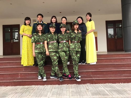 Giáo viên trường Mầm non Long Biên tham gia biểu diễn văn nghệ ở đơn vị kết nghĩa A45 - nhân dịp 70 năm truyền thống Công đoàn Quốc phòng.